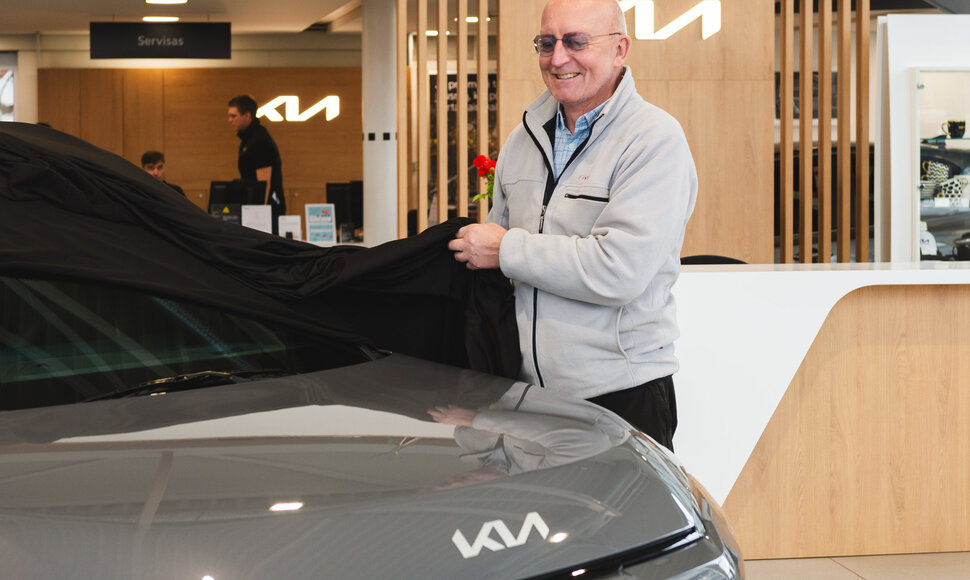 Arūnas Valinskas su nauju automobiliu