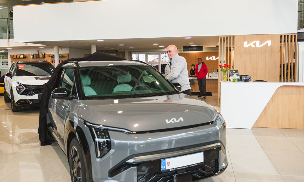 Arūnas Valinskas su nauju automobiliu