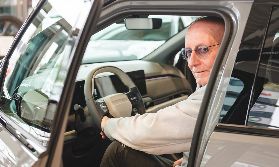 Arūnas Valinskas su nauju automobiliu