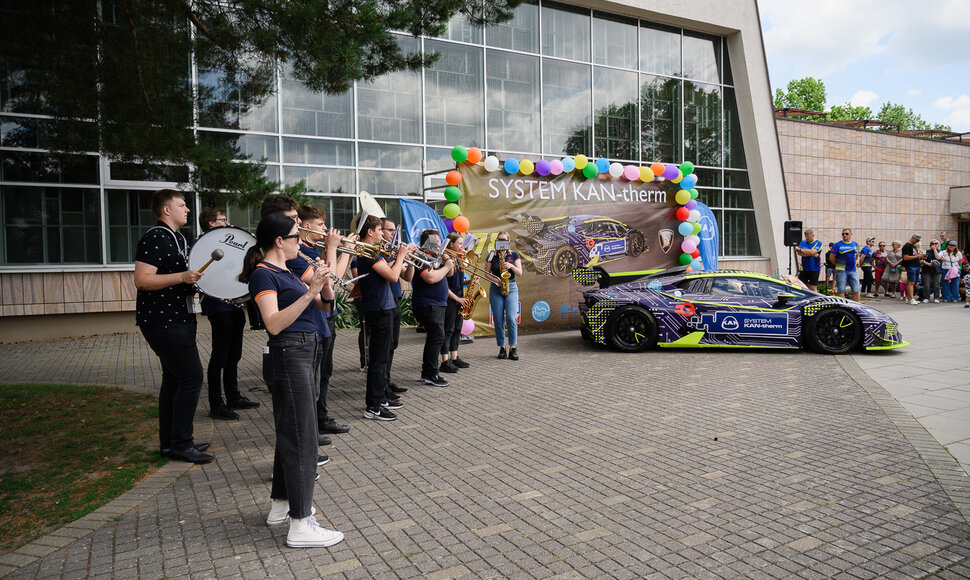 Bir&scaron;tone &ndash; prabangaus automobilio pristatymas su žinomais žmonėmis