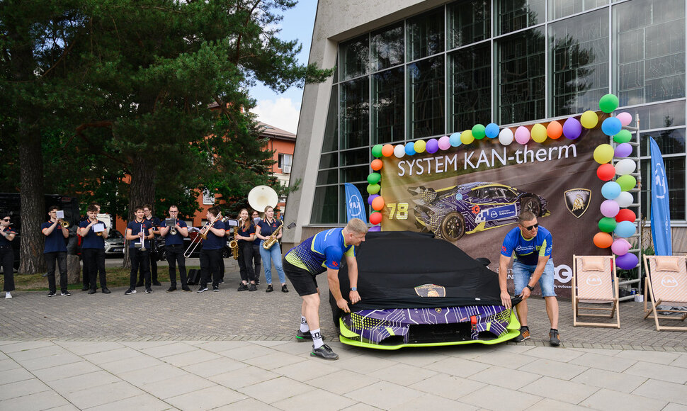 Bir&scaron;tone &ndash; prabangaus automobilio pristatymas su žinomais žmonėmis