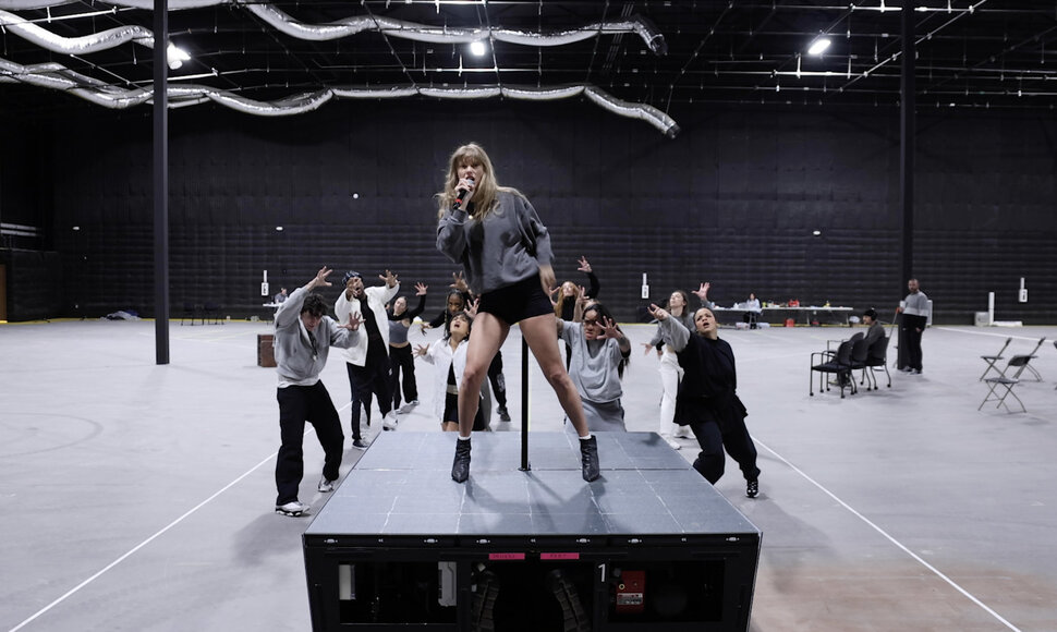 Taylor Swift klipo &bdquo;I Can Do It With A Broken Heart&ldquo; akimirka