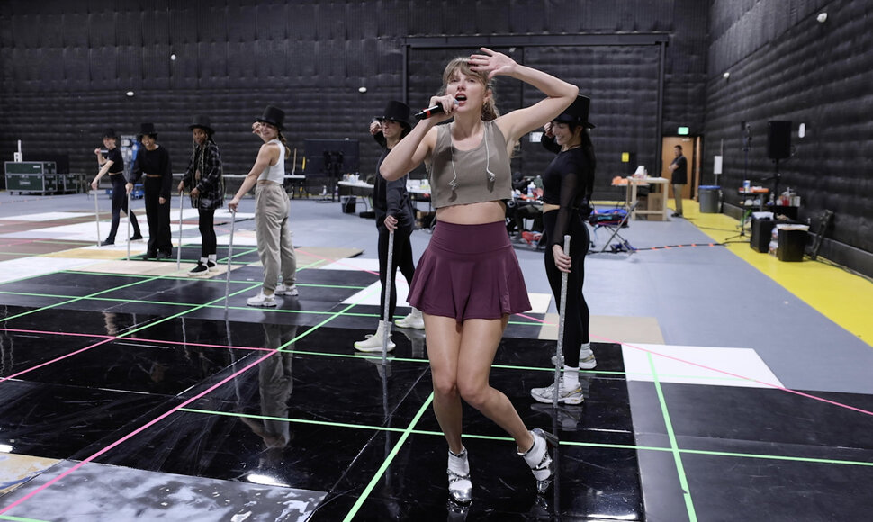 Taylor Swift klipo &bdquo;I Can Do It With A Broken Heart&ldquo; akimirka