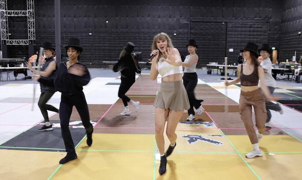 Taylor Swift klipo &bdquo;I Can Do It With A Broken Heart&ldquo; akimirka