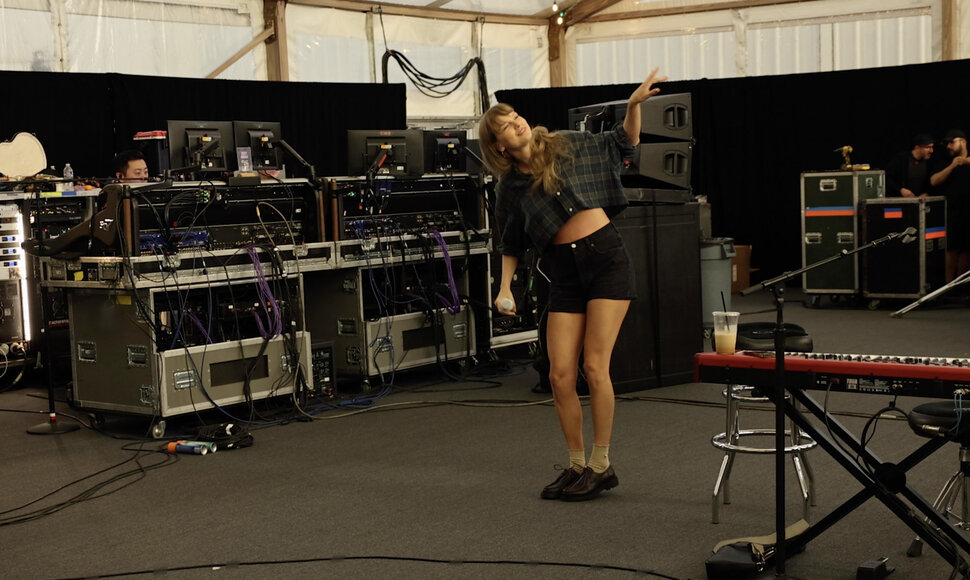 Taylor Swift klipo &bdquo;I Can Do It With A Broken Heart&ldquo; akimirka