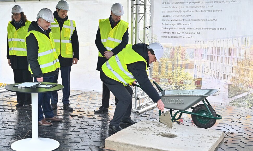 Įkasta Panevėžio ligoninės Infekcinių ligų klinikos statybų pradžią žyminti kapsulė