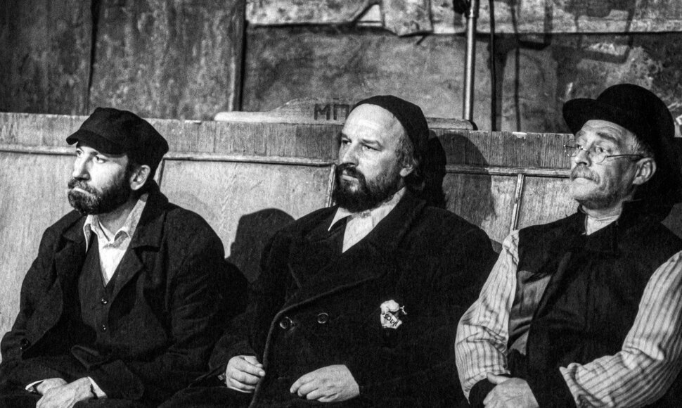Scena iš spektaklio „Nusišypsok mums, Viešpatie“. Iš kairės: akt. Vytautas Grigolis (Šmulė Senderis), akt. Sigitas Račkys (Efraimas Dudakas), akt. Gediminas Girdvainis (Avneris Rozentalis)