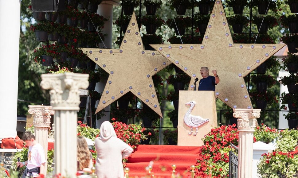 Raudonas kilimas i&scaron;tiestas: Pakruojo dvare i&scaron;kilmingas vasaros festivalio atidarymas
