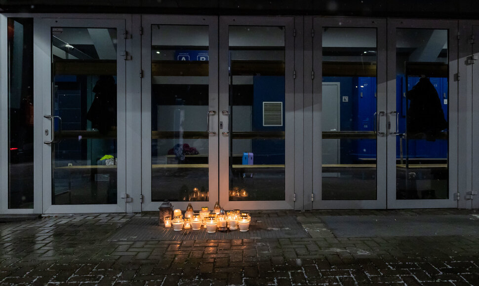 Žvakutės pagerbti žuvusį paauglį ledo ritulio treniruotės metu