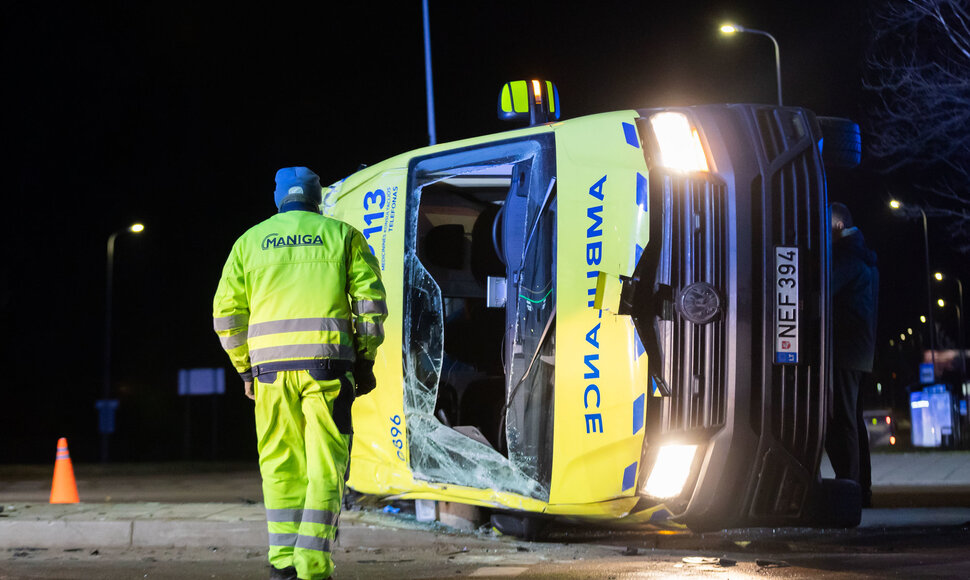Vilniuje apvirto greitosios pagalbos automobilis