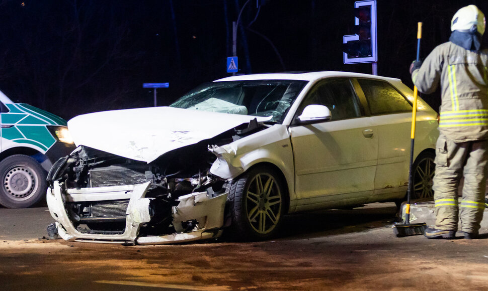 Vilniuje apvirto greitosios pagalbos automobilis