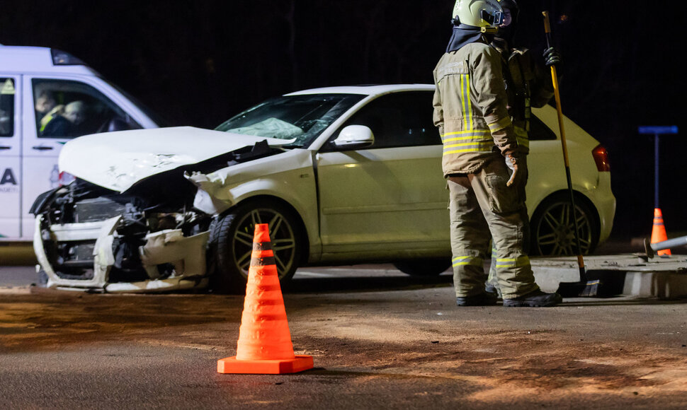 Vilniuje apvirto greitosios pagalbos automobilis