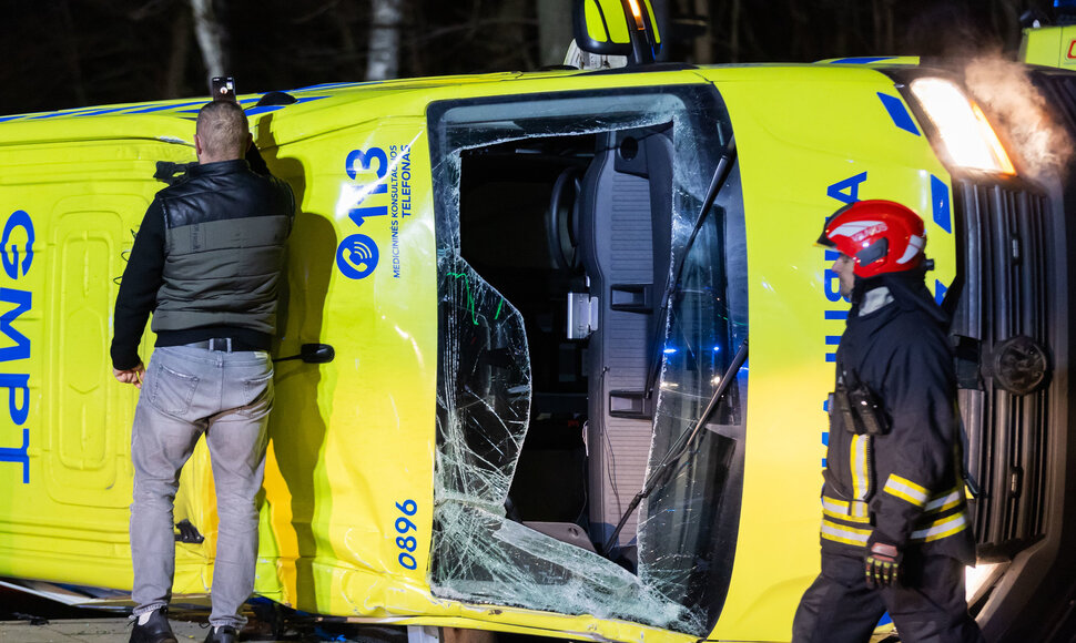Vilniuje apvirto greitosios pagalbos automobilis