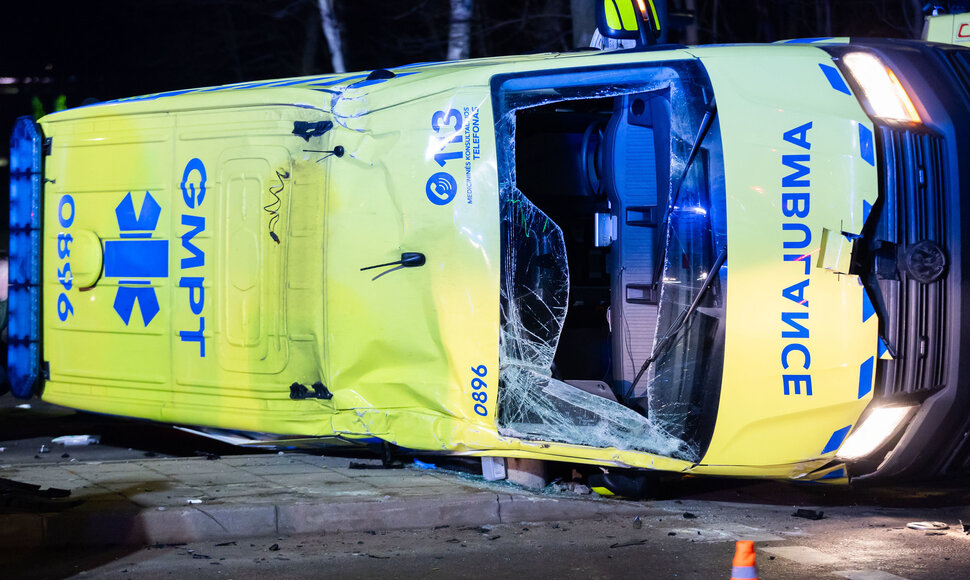 Vilniuje apvirto greitosios pagalbos automobilis