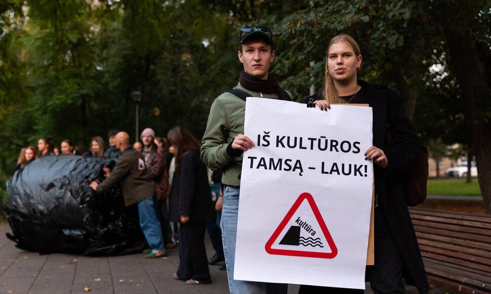Meninė akcija „Iš kultūros tamsą - lauk”