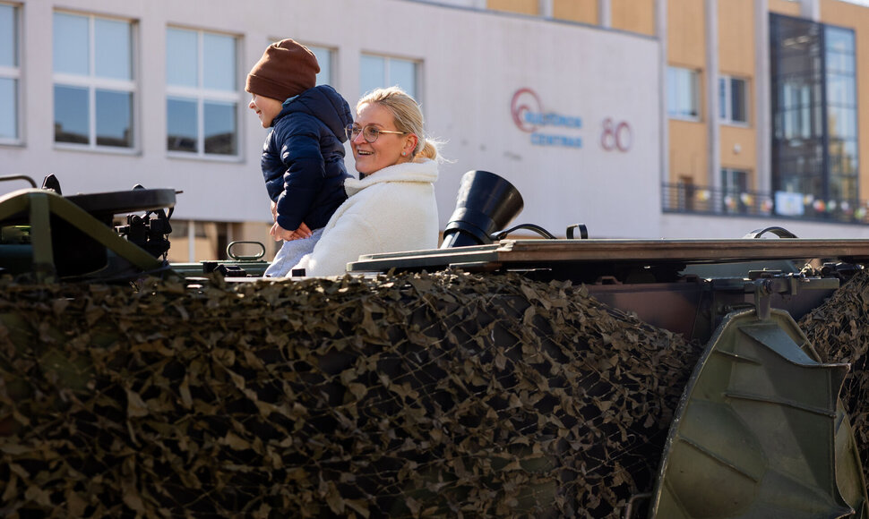Lietuvos kariuomenės Pirmosios divizijos vėliavos įteikimo ceremonija