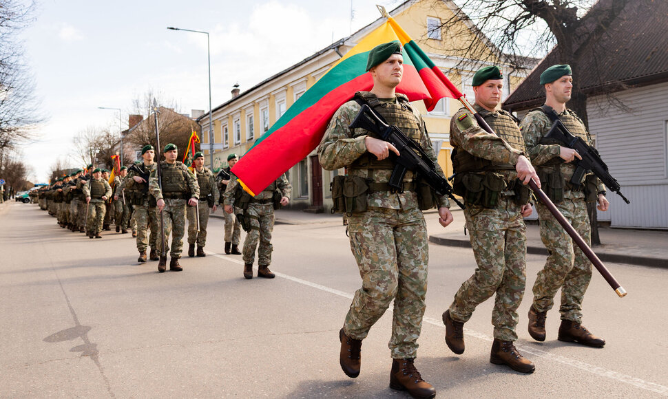 Lietuvos kariuomenės Pirmosios divizijos vėliavos įteikimo ceremonija