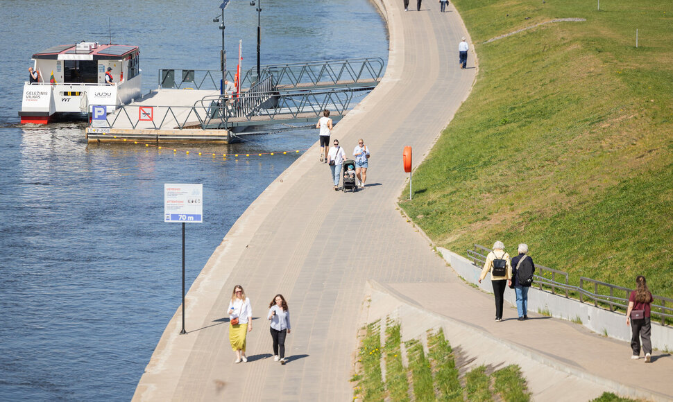 Vilniečiai mėgaujasi šiltu antradieniu