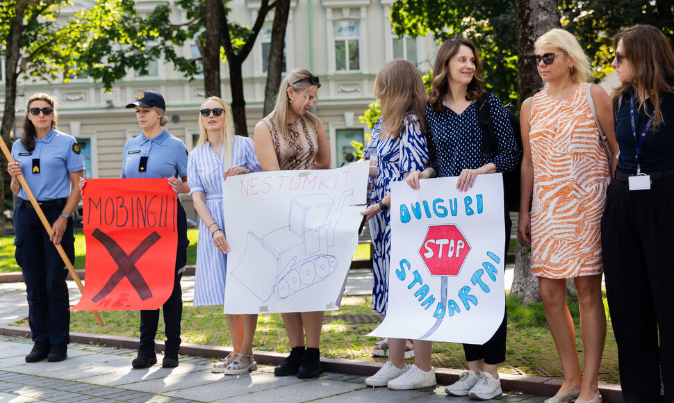 Įspėjamoji protesto akcija, kurioje profesinės sąjungos i&scaron;rei&scaron;kė savo nuomonę apie Teisingumo ministerijos vadovų vykdomą Lietuvos kalėjimų tarnybos direktoriaus Mindaugo Kairio diskreditacijos kampaniją