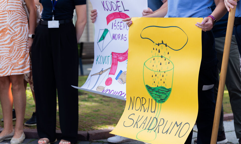 Įspėjamoji protesto akcija, kurioje profesinės sąjungos i&scaron;rei&scaron;kė savo nuomonę apie Teisingumo ministerijos vadovų vykdomą Lietuvos kalėjimų tarnybos direktoriaus Mindaugo Kairio diskreditacijos kampaniją