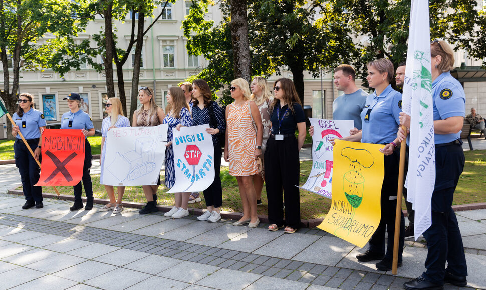 Įspėjamoji protesto akcija, kurioje profesinės sąjungos i&scaron;rei&scaron;kė savo nuomonę apie Teisingumo ministerijos vadovų vykdomą Lietuvos kalėjimų tarnybos direktoriaus Mindaugo Kairio diskreditacijos kampaniją
