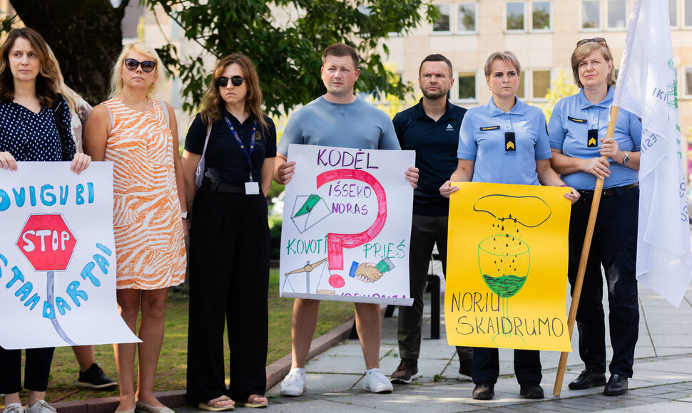 Įspėjamoji protesto akcija, kurioje profesinės sąjungos i&scaron;rei&scaron;kė savo nuomonę apie Teisingumo ministerijos vadovų vykdomą Lietuvos kalėjimų tarnybos direktoriaus Mindaugo Kairio diskreditacijos kampaniją