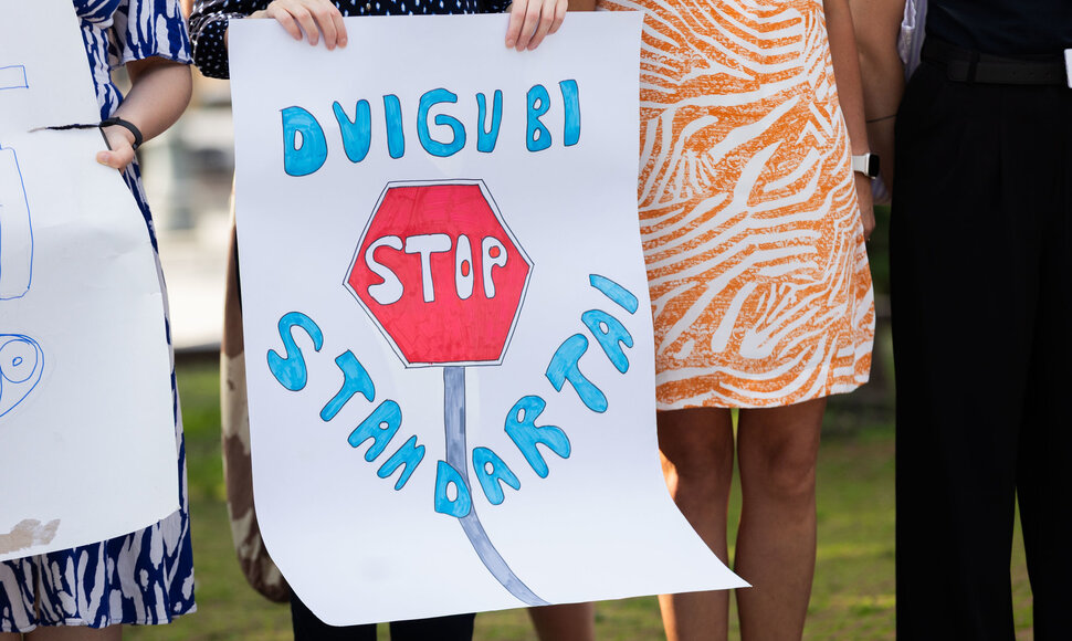 Įspėjamoji protesto akcija, kurioje profesinės sąjungos i&scaron;rei&scaron;kė savo nuomonę apie Teisingumo ministerijos vadovų vykdomą Lietuvos kalėjimų tarnybos direktoriaus Mindaugo Kairio diskreditacijos kampaniją