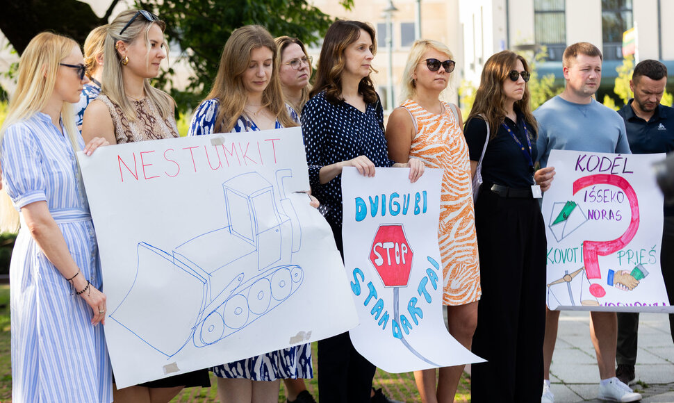 Įspėjamoji protesto akcija, kurioje profesinės sąjungos i&scaron;rei&scaron;kė savo nuomonę apie Teisingumo ministerijos vadovų vykdomą Lietuvos kalėjimų tarnybos direktoriaus Mindaugo Kairio diskreditacijos kampaniją