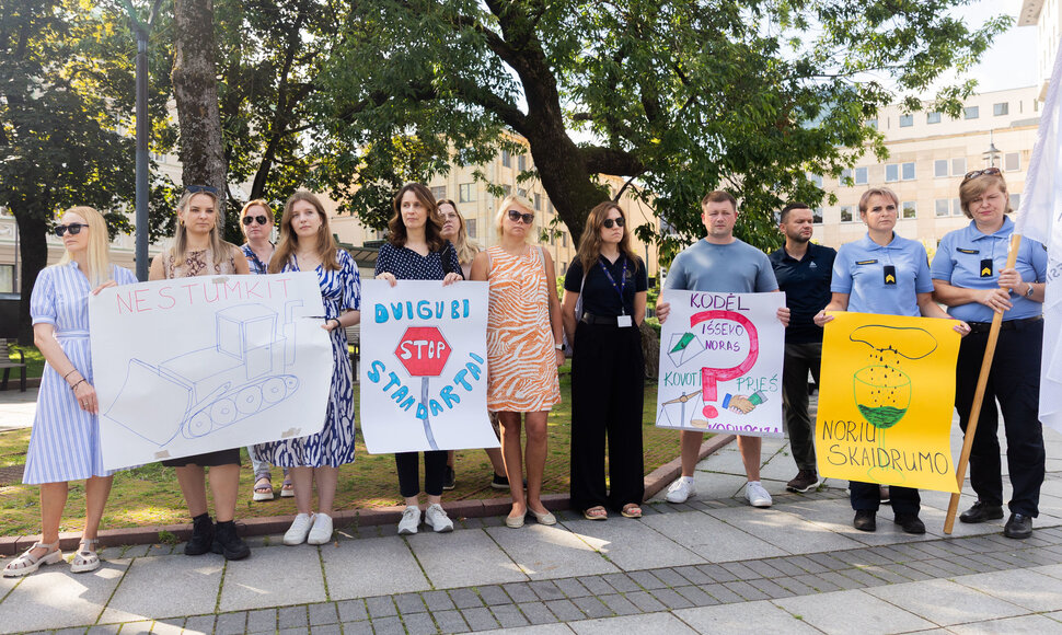 Įspėjamoji protesto akcija, kurioje profesinės sąjungos i&scaron;rei&scaron;kė savo nuomonę apie Teisingumo ministerijos vadovų vykdomą Lietuvos kalėjimų tarnybos direktoriaus Mindaugo Kairio diskreditacijos kampaniją
