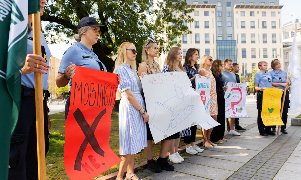 Įspėjamoji protesto akcija, kurioje profesinės sąjungos i&scaron;rei&scaron;kė savo nuomonę apie Teisingumo ministerijos vadovų vykdomą Lietuvos kalėjimų tarnybos direktoriaus Mindaugo Kairio diskreditacijos kampaniją