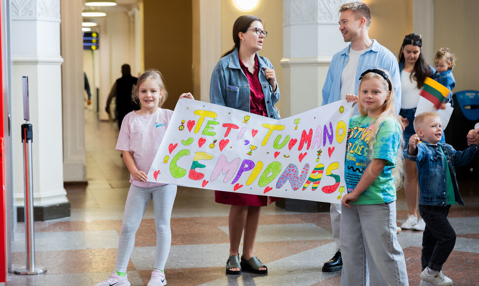 į Lietuvą grįžo jaunučių U16 krep&scaron;inio rinktinė, pasipuo&scaron;usi sidabro medaliais