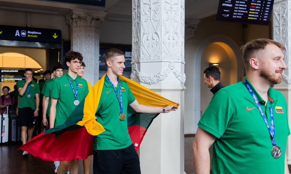 į Lietuvą grįžo jaunučių U16 krep&scaron;inio rinktinė, pasipuo&scaron;usi sidabro medaliais