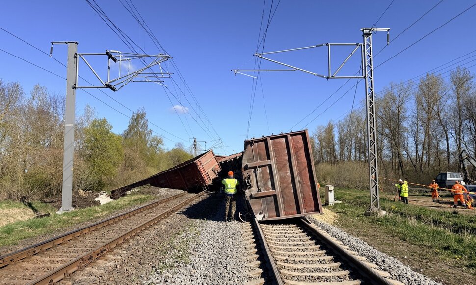 Kėdainių rajone nuo geležinkelio bėgių nuriedėjo skaldą gabenę vagonai.