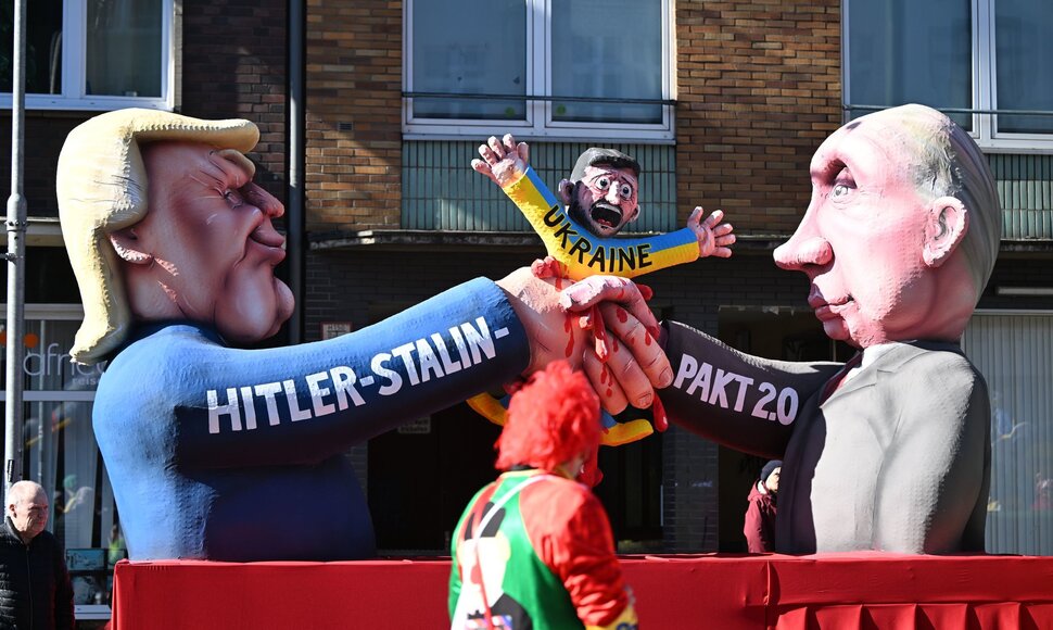 Vladimiro Putino ir Donaldo Trumpo skulptūros parade Diuseldorfe