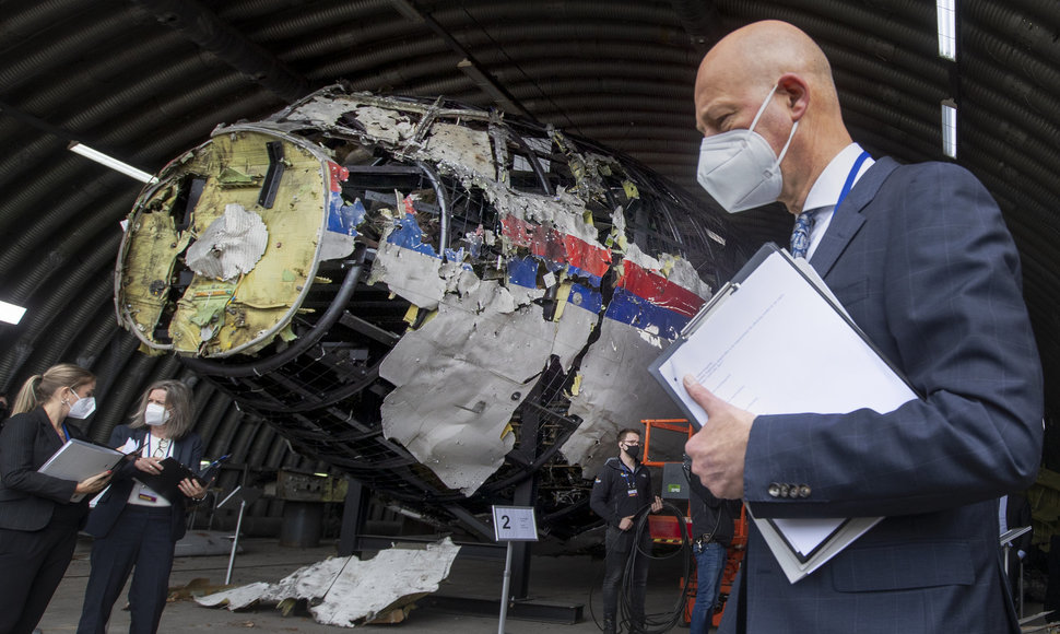 Teisėjas Hendrikas Steenhuisas apžiūrinėja rekonstruotas lėktuvo nuolaužas