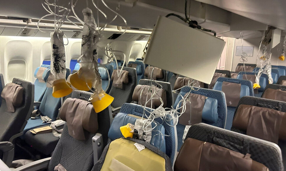 &bdquo;Singapore Airlines&ldquo; orlaivio vidus po avarinio nusileidimo Bankoke