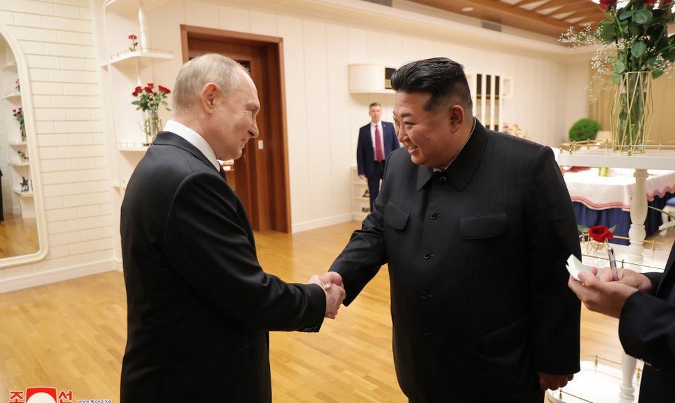 Rusijos prezidentas Vladimiras Putinas ir Šiaurės Korėjos lyderis Kim Jong Unas