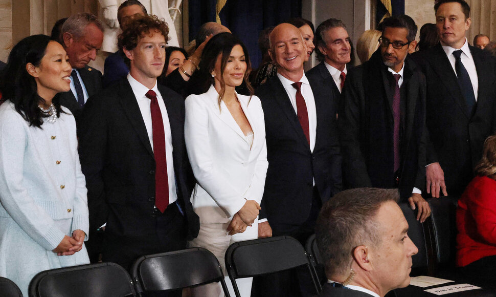 „Meta“ įkūrėjas Markas Zuckerbergas ir jo žmona Priscilla Chan, „Amazon“ įkūrėjas Jeffas Bezosas ir jo sužadėtinė Lauren Sanchez, „Google“ vadovas Sundaras Pichai ir „Tesla“ vadovas Elonas Muskas