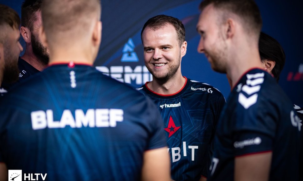 „Xyp9x“ (viduryje)