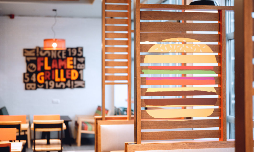 Skelbiama apie Kaune atidarytą didžiausią Lietuvoje „Burger King“ restoraną