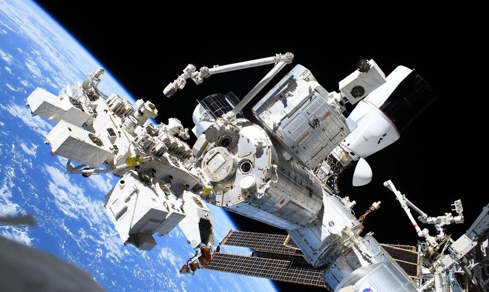 Tarptautinės kosminės stoties priekinė dalis su &bdquo;Kibo&ldquo; laboratoriniu moduliu ir prijungtais &bdquo;SpaceX Dragon&ldquo; erdvėlaiviais. 2025 m. gegužės 1 d.  