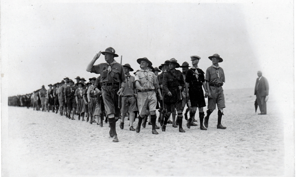 Sąskrydžio dalyvių paradas paplūdimyje generolo lordo Roberto Baden-Povelio vizito Lietuvoje metu. Palanga, 1933 m. rugpjūčio 17 d.
