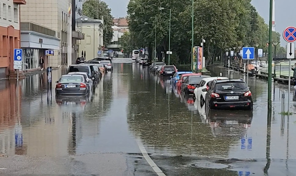 Liūties apsemta gatvė Klaipėdoje