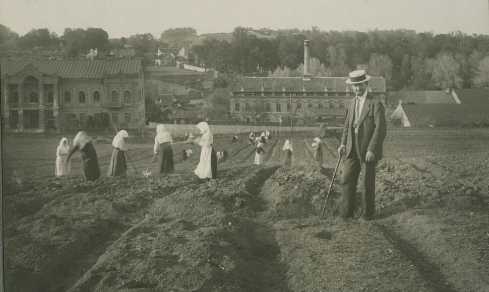 Lietuvių draugijos nukentėjusiems dėl karo šelpti daržai Paplaujos priemiestyje. Priekyje – agronomas Aleksandras Stulginskis. Aleksandra Jurašaitytė-Vailokaitienė, 1917 m.