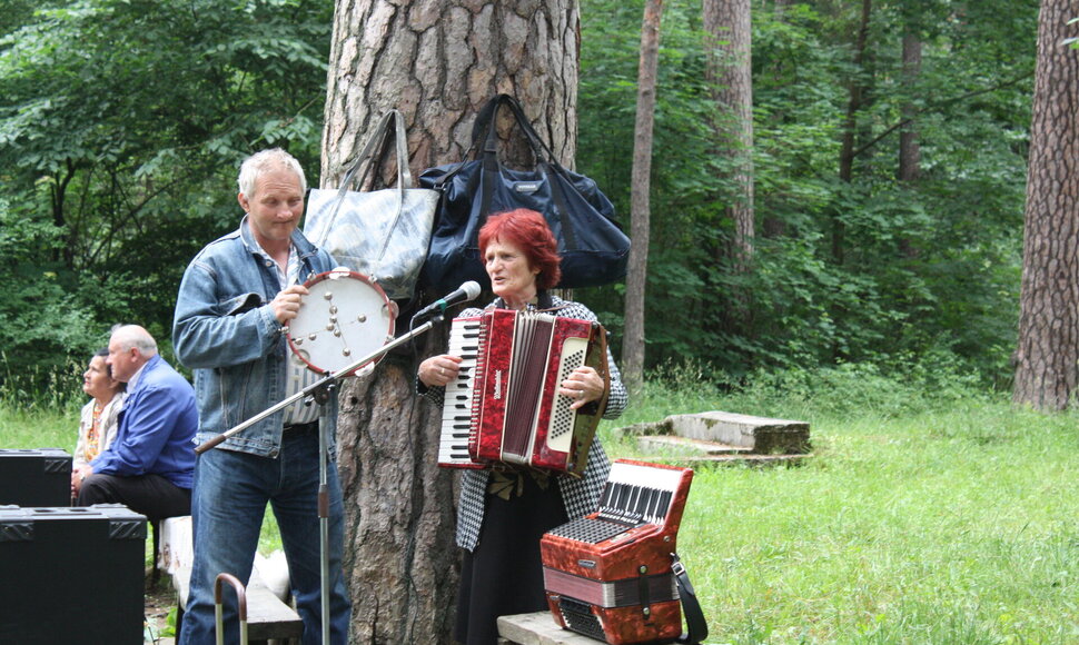 Panemunės šilo muzikantai – Alvydas Rimkus (būgnas), Janina Bundzienė, Veronika Ziabkinienė (akordeonas) ir Leonas Vaitkaitis (akordeonas). 2010 m.