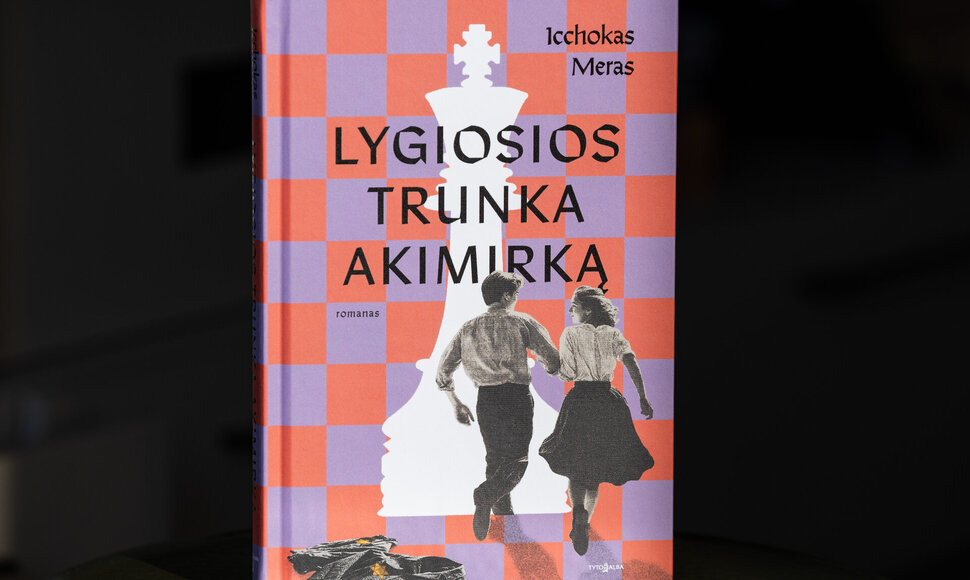 Romano „Lygiosios trunka akimirką“ viršelis