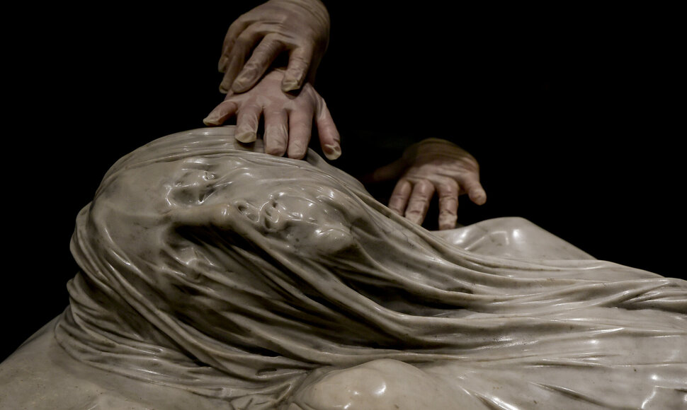  Giuseppe'ės Sanmartino skulptūra &bdquo;Kristus po &scaron;ydu&ldquo; (it. Cristo velato)