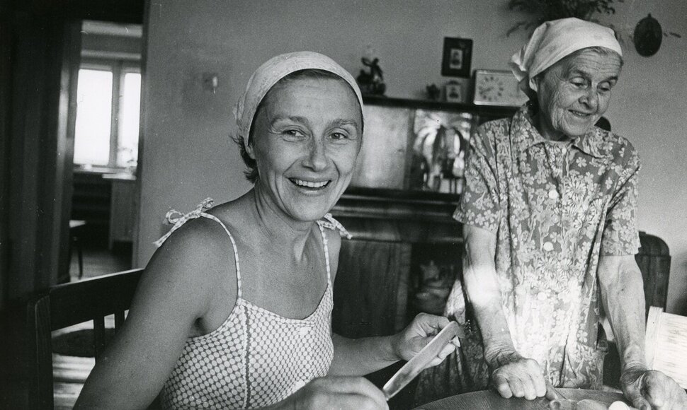 Rūta Staliliūnaitė su mama Pa&scaron;u&scaron;vyje. 1983