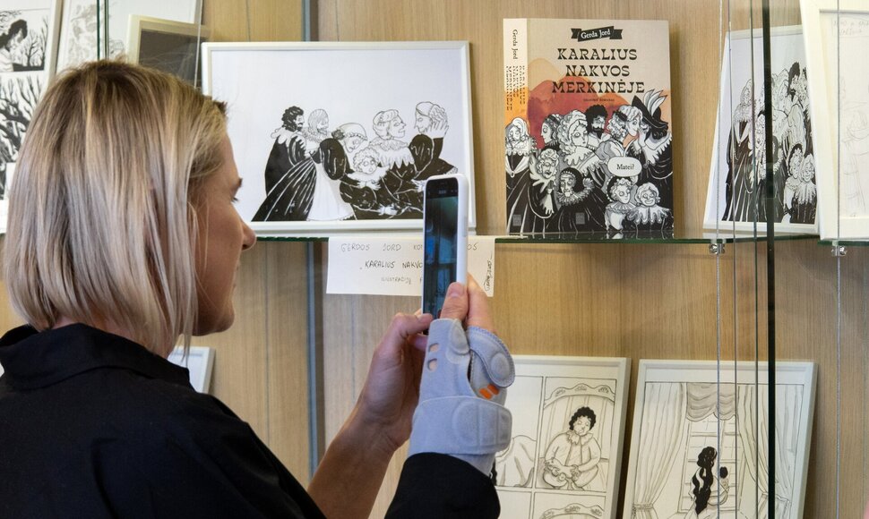 Akimirka i&scaron; Komiksų skaitykloje vykusio Gerdos Jord komikso &bdquo;Karalius nakvos Merkinėje'' iliustracijų parodos pristatymo