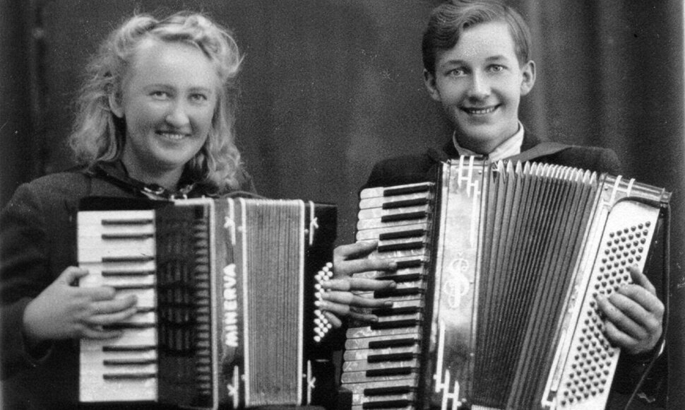 Algirdas Ločeris su giminaite Ona Vaisiūnaite. Biržų kra&scaron;to muziejaus &bdquo;Sėla&ldquo; nuosavybė.